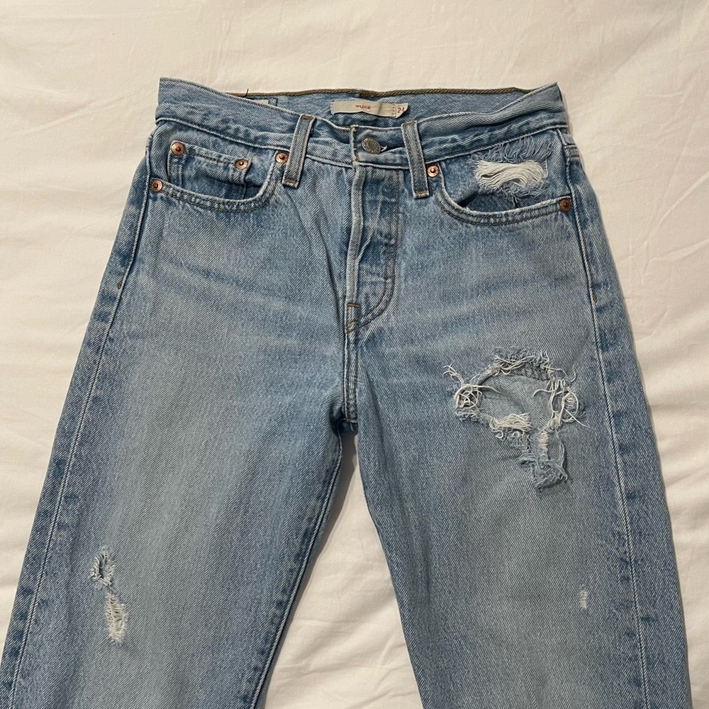 Levi’s Wedgie Lightwash Distressed Jeans Size 24 - Picture 3 of 9